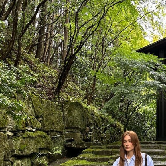 Sasha é fã de calça de alfaiataria e a levou em sua mala de viagem para o Japão