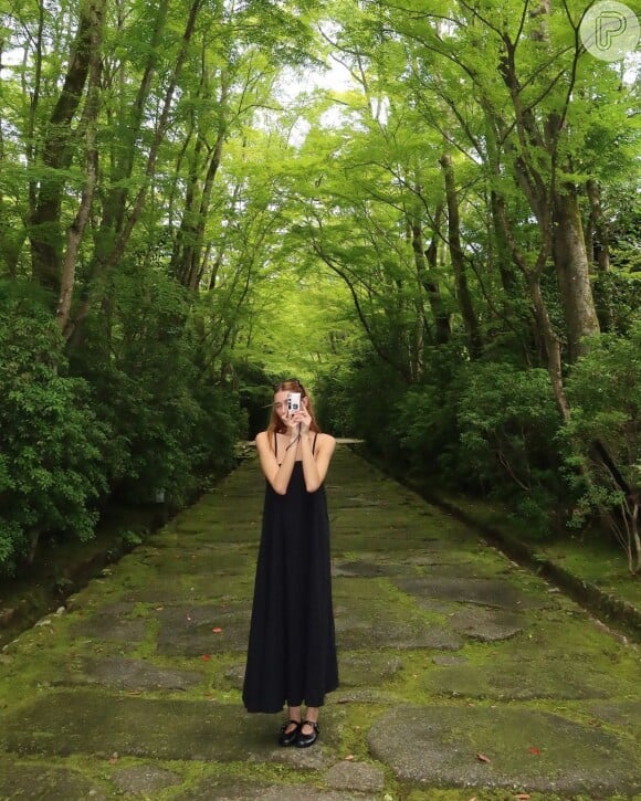Sasha Meneghel também usou vestido longo preto refrescante para viagem no Japão
