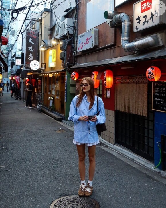 Sasha Meneghel levou camisa social, óculos escuros e bolsinha preta em sua mala de viagem no Japão