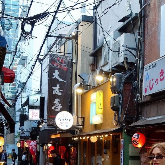 Sasha Meneghel levou camisa social, óculos escuros e bolsinha preta em sua mala de viagem no Japão