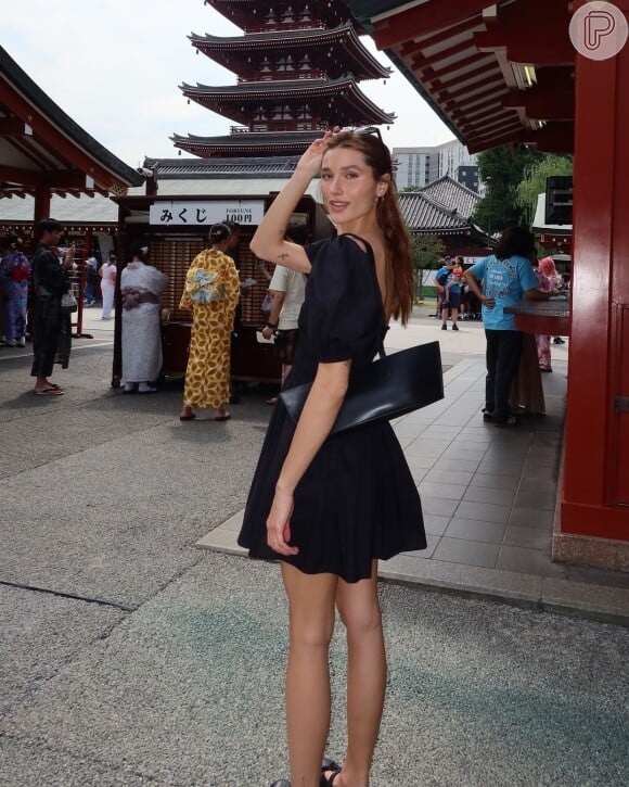 Sasha Meneghel usou vestido preto com manga bufante durante viagem no Japão