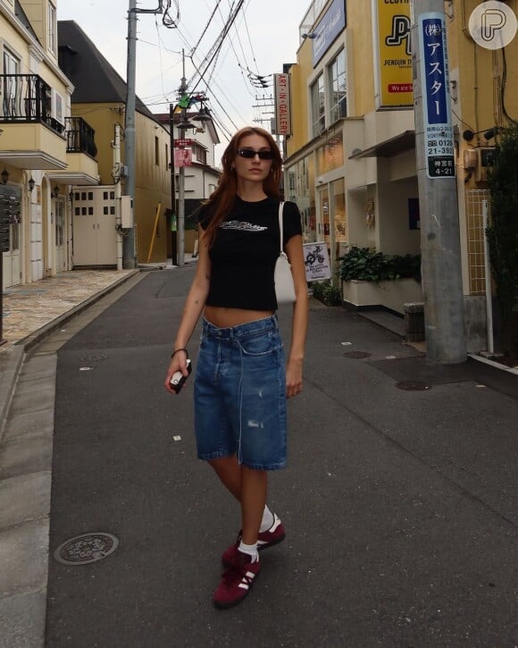 Sahsa Meneghel é fã de bermuda jeans e levou um modelo para criar um visual mais casual durante viagem no Japão
