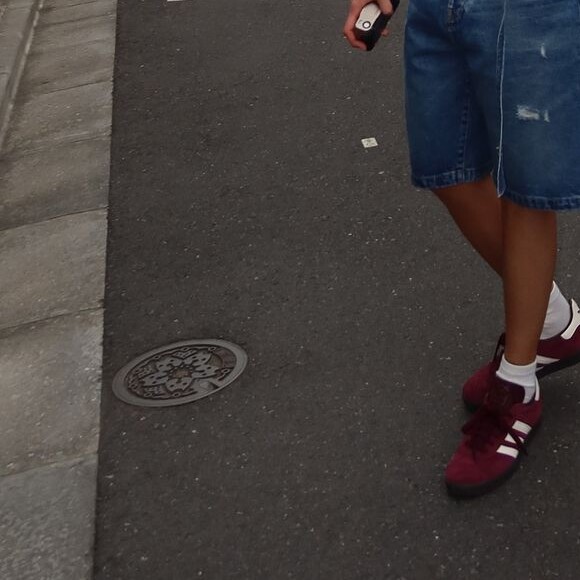 Sahsa Meneghel é fã de bermuda jeans e levou um modelo para criar um visual mais casual durante viagem no Japão