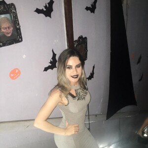 Olha ela toda gótica! Essa é Tamires Assis em uma festa de Halloween