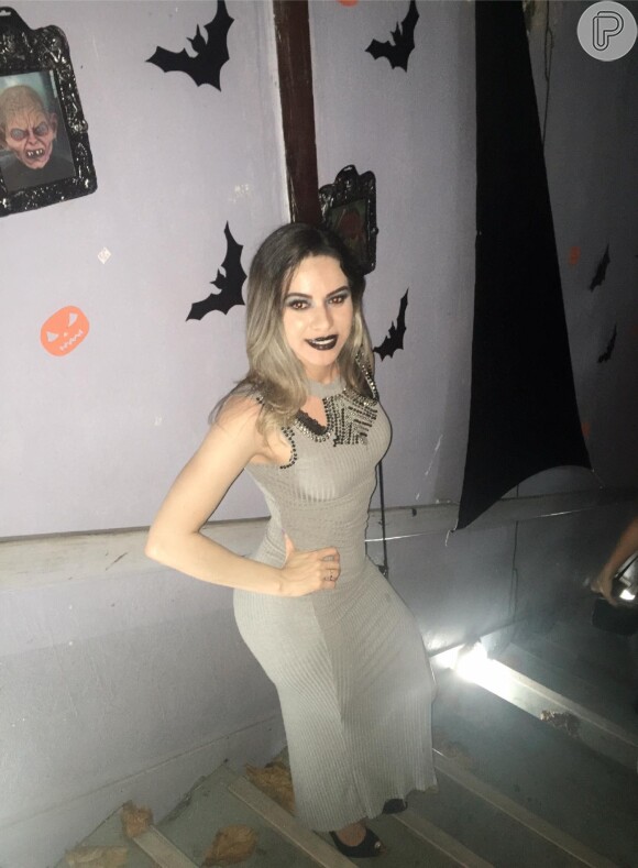 Olha ela toda gótica! Essa é Tamires Assis em uma festa de Halloween