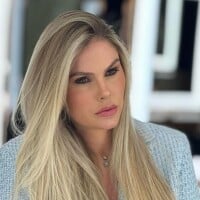 17 dias após plásticas, Bárbara Evans posa só de calcinha de renda, exibe resultado e tamanho dos seios impressiona