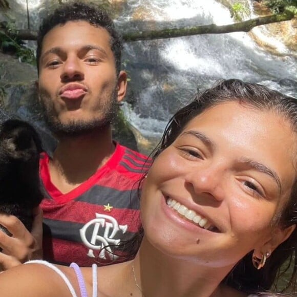 Irmã de Bruna Marquezine posa de biquíni ao lado do namorado em foto rara