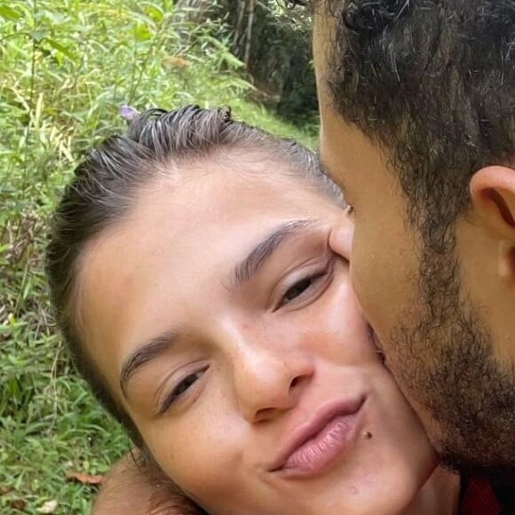 Irmã de Bruna Marquezine ainda trocou declarações de amor com o namorado nos comentários da publicação