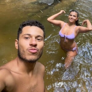 Uma foto de Luana Lima com o namorado na cachoeira está viralizando nas redes sociais. Nela, Luana faz uma aparição rara de biquíni