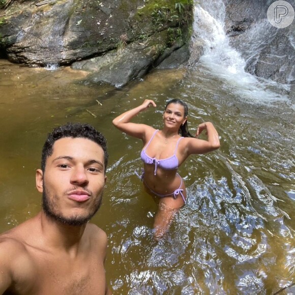 Uma foto de Luana Lima com o namorado na cachoeira está viralizando nas redes sociais. Nela, Luana faz uma aparição rara de biquíni