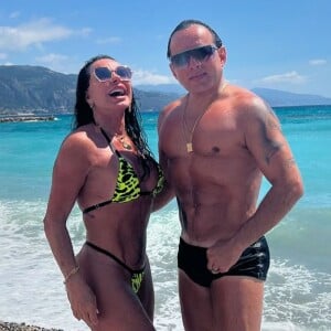 Gretchen exibe corpo sarado em dia de praia com o marido e recebe elogios por curvas