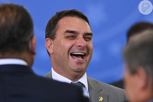 Flávio Bolsonaro revelou que 'as palavras ditas por Sophia Barcllay são mentirosas e criminosas e estão causando graves danos ao seu casamento'