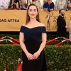 Emilia Clarke veste Donna Karan no Screen Actors Guild Awards 2015
