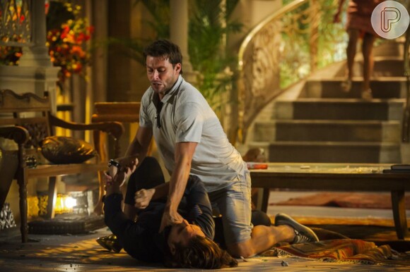 Cassiano (Henri Castelli) quer fazer justiça com as próprias mãos e dá uma surra em Alberto (igor Rickli), em 'Flor do Caribe', em 9 de abril de 2013