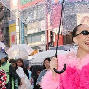 Em sua viagem ao Japão, Sabrina Sato tem utilizado looks bem chamativos, do jeito que ela adora