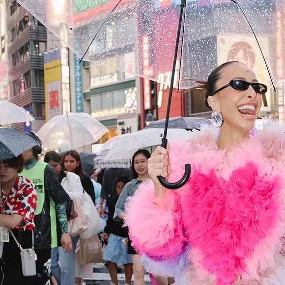 Em sua viagem ao Japão, Sabrina Sato tem utilizado looks bem chamativos, do jeito que ela adora