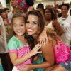 Mel Maia abraça Renata Santos, musa da Mangueira, durante ensaio técnico da verde e rosa