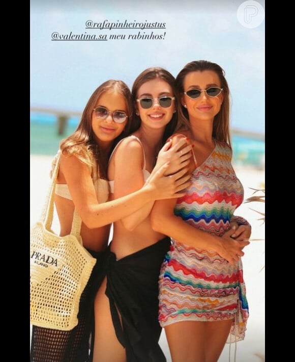 Rafaella Justus elegeu bolsa Prada de R$ 11 mil para dia de praia