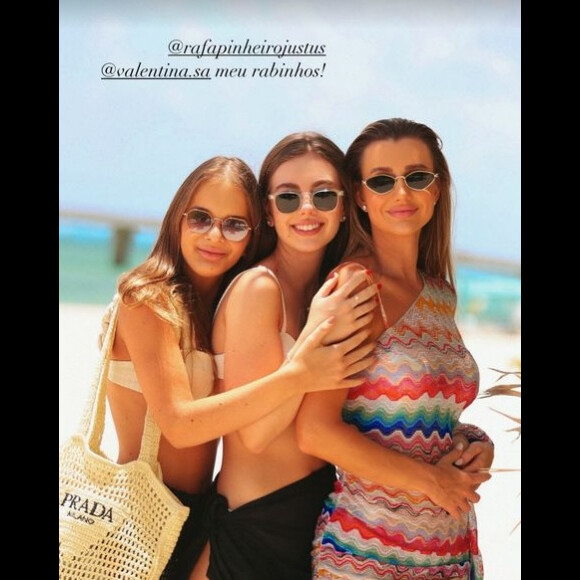 Rafaella Justus elegeu bolsa Prada de R$ 11 mil para dia de praia