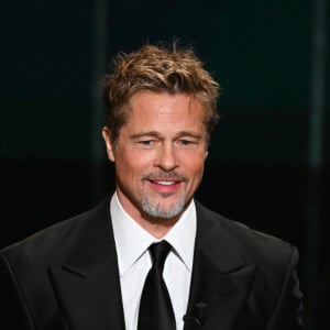 Segundo rumores, Brad Pitt não costumava usar desodorantes ou perfumes, e só tomava banho com sabonete