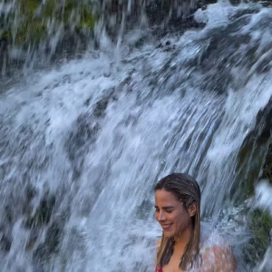 Wanessa Camargo renovou as energias com um banho de cachoeira relaxante com um biquíni fininho todo estampado