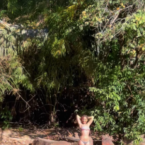 Com a mesma peça, Wanessa Camargo também relaxou muito na beira de um lago natural