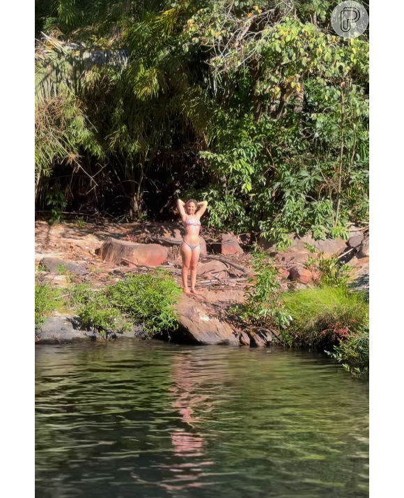 Com a mesma peça, Wanessa Camargo também relaxou muito na beira de um lago natural