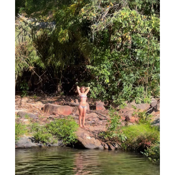 Com a mesma peça, Wanessa Camargo também relaxou muito na beira de um lago natural