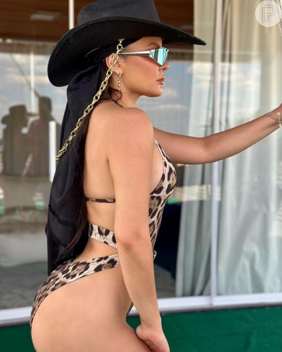 Maraisa apareceu em novas fotos exibindo seu corpo escultural em um maiô animal print vazado