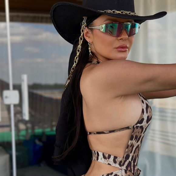 Maraisa combinou a beachwear com um óculos de sol esportivo e um chapéu de boiadeira