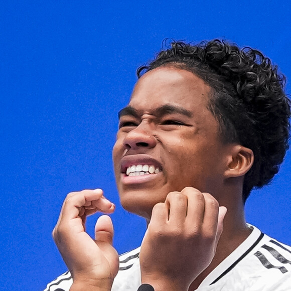 Após passagem marcante pelo Palmeiras, o jogador Endrick foi apresentado ao Real Madrid, neste sábado (27)