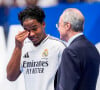 Pais e namorada de Endrick choram muito ao ver jogador sendo ovacionado em apresentação ao Real Madrid, no Bernabéu; assista o vídeo!