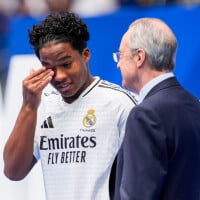 Pais e namorada de Endrick choram muito ao ver jogador sendo ovacionado em apresentação ao Real Madrid, no Bernabéu; assista o vídeo!