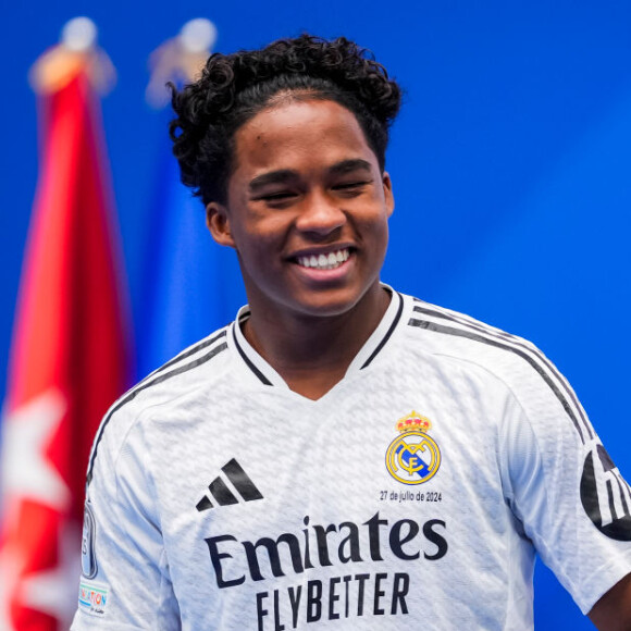 Endrick assinou contrato de seis anos com o clube espanhol e recebeu a mesma camisa do início do Palmeiras, a 16.
