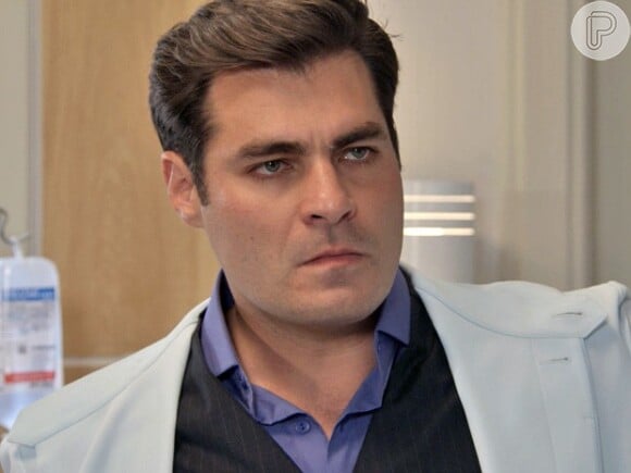 Marcos (Thiago Lacerda) quer impedir que o irmão, Caíque (Sergio Guizé), tenha uma ala para cuidar de pessoas carentes no hospital, em 'Alto Astral'