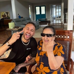 Avó de Neymar está viva. Na foto, jogador com dona Berê