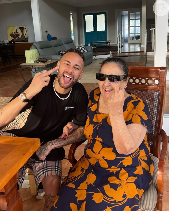 Avó de Neymar está viva. Na foto, jogador com dona Berê