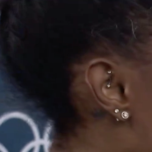 Simone Biles fez uma reação de surpresa e fez uma careta ao ver a nota de Rebeca Andrade nas paralelas