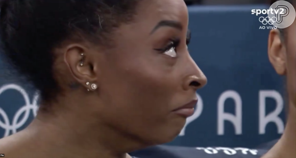 Simone Biles fez uma reação de surpresa e fez uma careta ao ver a nota de Rebeca Andrade nas paralelas