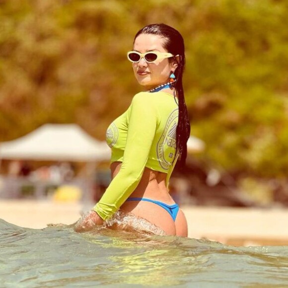 Juliette posa de biquíni fio-dental em Fernando de Noronha e recebe elogios de famosos por bumbum turbinado