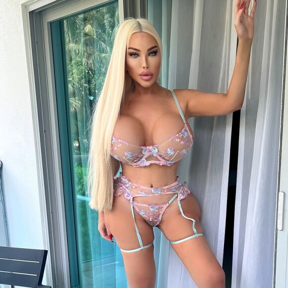 Jessica Alves, conhecida como a Barbie Humana, já passou por mais de 120 cirurgias plásticas e hoje faz sucesso vendendo conteúdos adultos na web