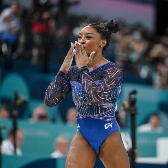 Em 2002, quando Biles tinha cinco anos, sua mãe biológica perdeu a custódia de seus quatro filhos, que foram colocados em um orfanato