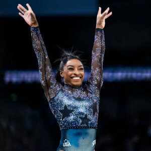 No mesmo ano em que foi adotada, Biles visitou um centro de ginástica durante uma excursão à creche. Enquanto brincavam, um treinador notou o talento raro e natural de Biles