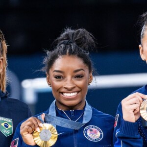 Na final geral individual, Rebeca Andrade foi medalha de prata e dividiu o pódio com Simone Biles