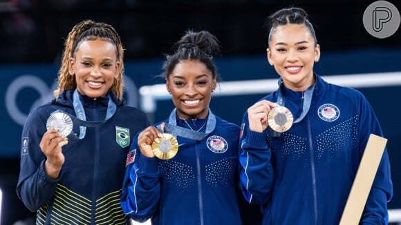 Na final geral individual, Rebeca Andrade foi medalha de prata e dividiu o pódio com Simone Biles