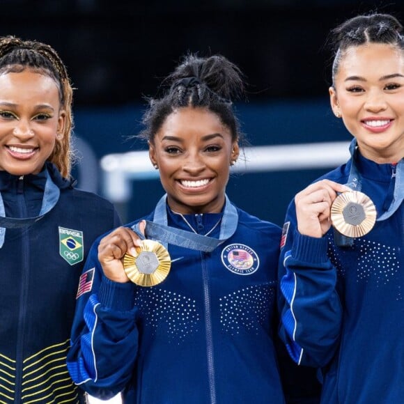 Na final geral individual, Rebeca Andrade foi medalha de prata e dividiu o pódio com Simone Biles