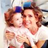 Na vida real, Letícia Spiller é mãe de Stella, de 2 anos e mostra a filha, no Twitter, de bobes com ela durante fotos em São Paulo para a revista Claudia