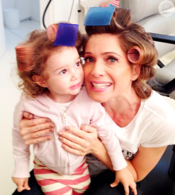 Na vida real, Letícia Spiller é mãe de Stella, de 2 anos e mostra a filha, no Twitter, de bobes com ela durante fotos em São Paulo para a revista Claudia