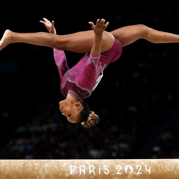 Rebeca Andrade foi uma das quatro ginastas que não caiu da trave na final das Olimpíadas de Paris 2024