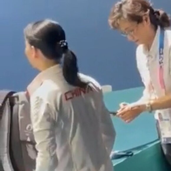 A juiza que presidiu a mesa na final da trave nas Olimpíadas de Paris 2024 foi flagrada fotografando a medalha de prata da ginasta chinesa
